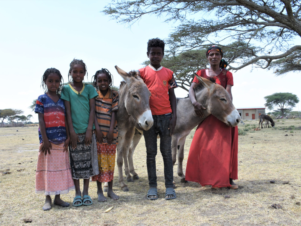 Samuna with her donkeys and children