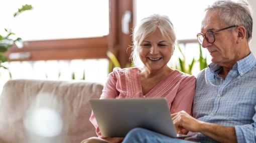 Couple making a will online